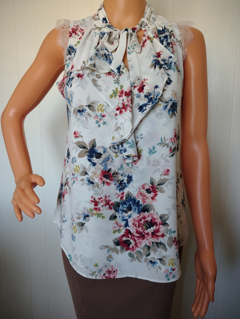White House Black Market White Floral Tie-Neck Sleeveless Camisole